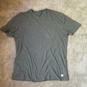Men’s vuori t shirt. Size large